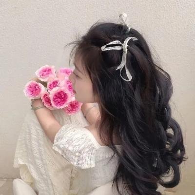 当红小花与前任深夜同框，本人沉默不回应，72小时引热议