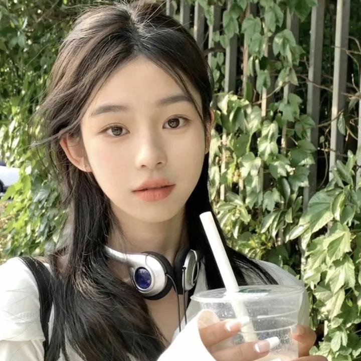 某天后之女被曝走后门进组，前后半年慈善晚宴画面流出